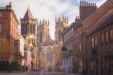 Shutterstock : Morning light falls on historic York